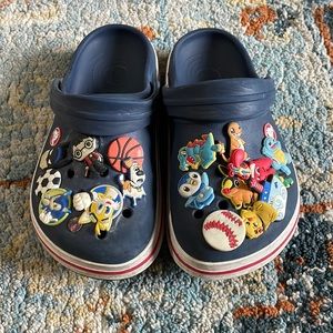 Crocs Kids' Crocband Chevron Beaded Clog, Size 1 with Charms